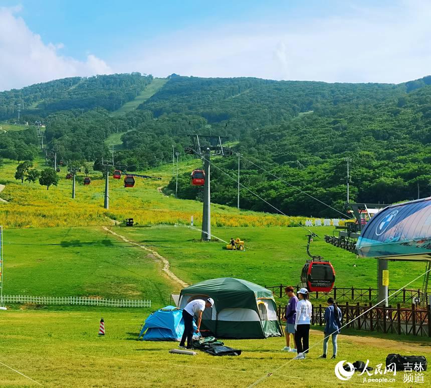 藍天綠草間游客在享受自然風光(人民網王海躍 攝)