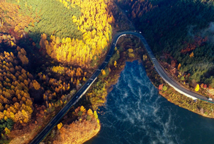 安圖縣境內的長白山天池、瀑布、溫泉群、美人松園、地下森林、藥王谷、風蝕浮石林等自然景觀星羅棋布；長白山神廟、古塔、古城、清祖降生地等人文景觀眾若繁星。安圖又以建設長白山文化風情線為載體，先后開發了長白山文化博覽城、二龍山公園、明月湖、雪山湖、福滿生態園、萬寶紅旗朝鮮族民俗村、古洞河休憩園、東北虎林園、海溝金礦工業旅游觀光區、安圖國際生態旅游度假區等旅游景點。