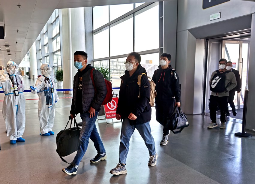 旅客在工作人員引導下有序走進候機室