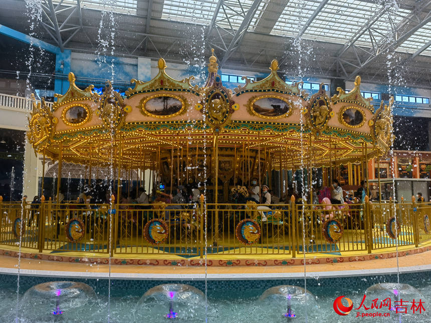 延吉恐龍王國旋轉木馬。人民網 馬俊華攝