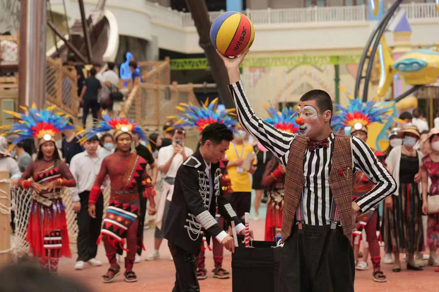 延吉恐龍王國游園表演。劉菲菲攝