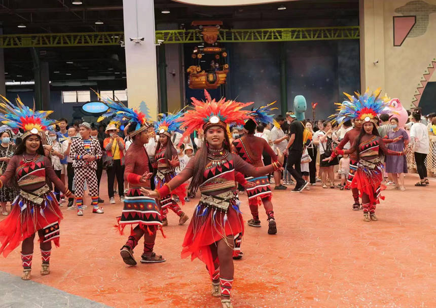 延吉恐龍王國游園表演。劉菲菲攝