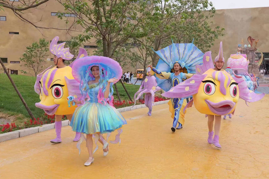 延吉恐龍王國游園表演。劉菲菲攝