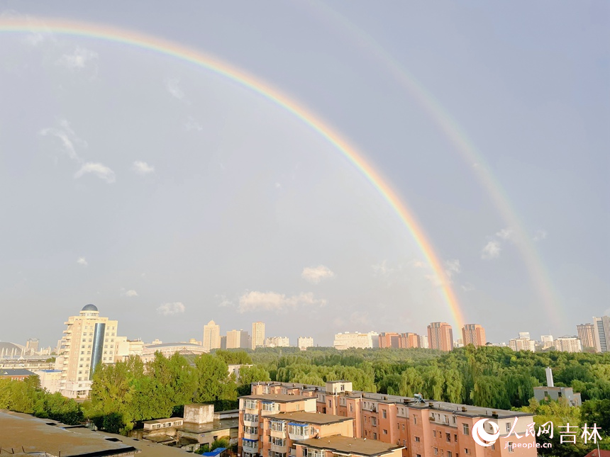 雙輪彩虹持續了十幾分鐘。人民網 李思玥攝