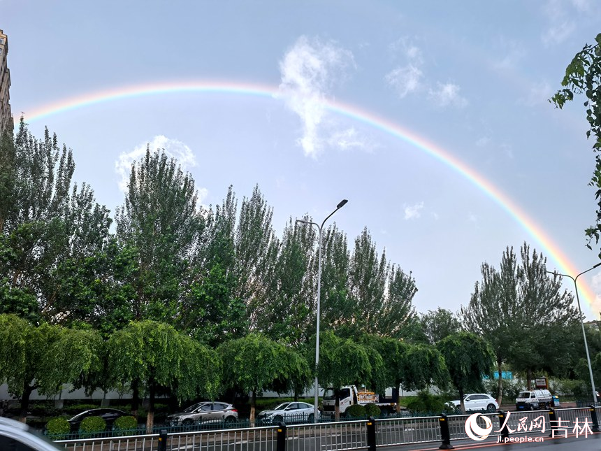 雙輪彩虹慢慢出現，越來越清晰。人民網 馬俊華攝