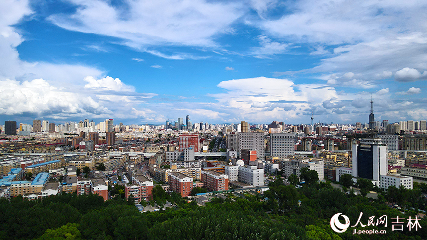 吉林“高顏值”藍天白云在線。人民網 李成偉攝