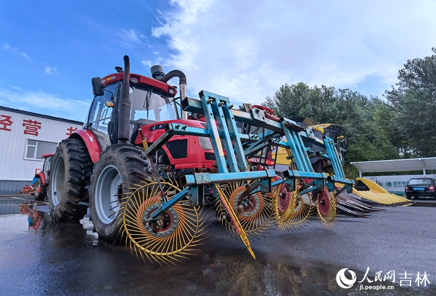 盧偉農機農民專業合作社大型農機。人民網 李洋攝