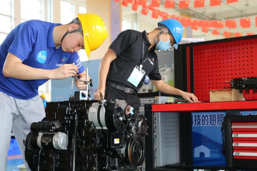 正在進行比賽的馬銘軒（左）。（長春職業技術學校供圖）