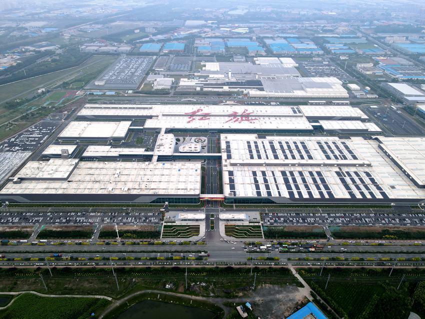 中國一汽紅旗繁榮工廠在長春西南角拔地而起。（中國一汽紅旗繁榮工廠供圖）