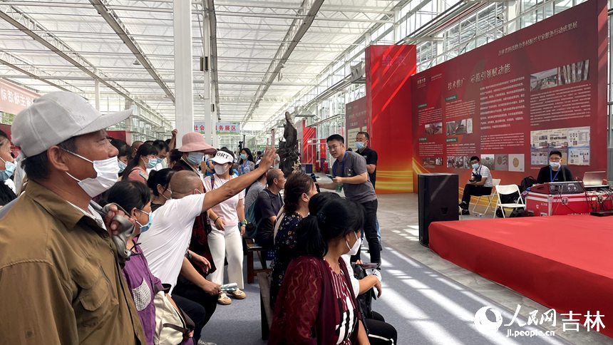 農博園上的科普大集。人民網 李思玥攝