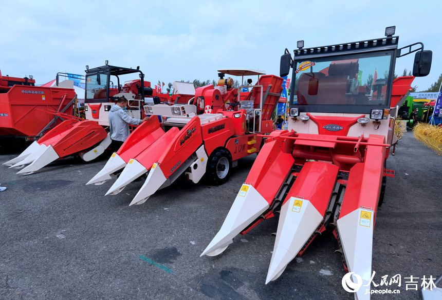 農博園農機展區。人民網 李洋攝
