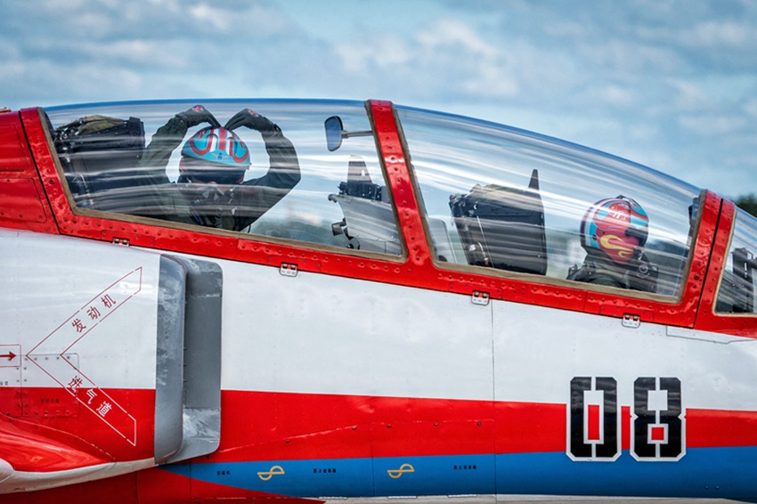 長春航展 飛行員用“愛心”向觀眾致意