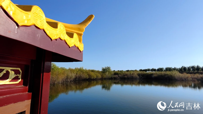 泛舟游覽。人民網 石天蛟攝