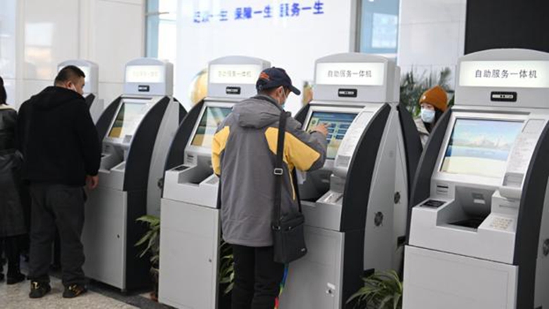 市民使用自助服務一體機辦理業務。（長春市社保局供圖）