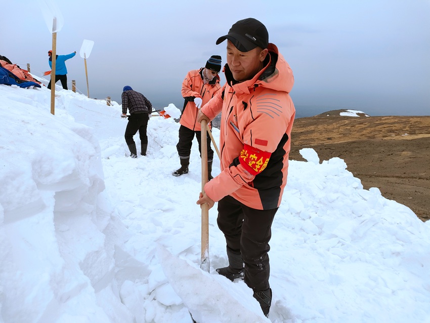 《吳金明 一年350天在長白山主峰的人》。丁剛 攝