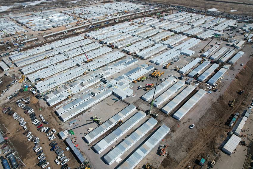 《基建狂魔——2022長春方艙醫院》。 王倩 攝