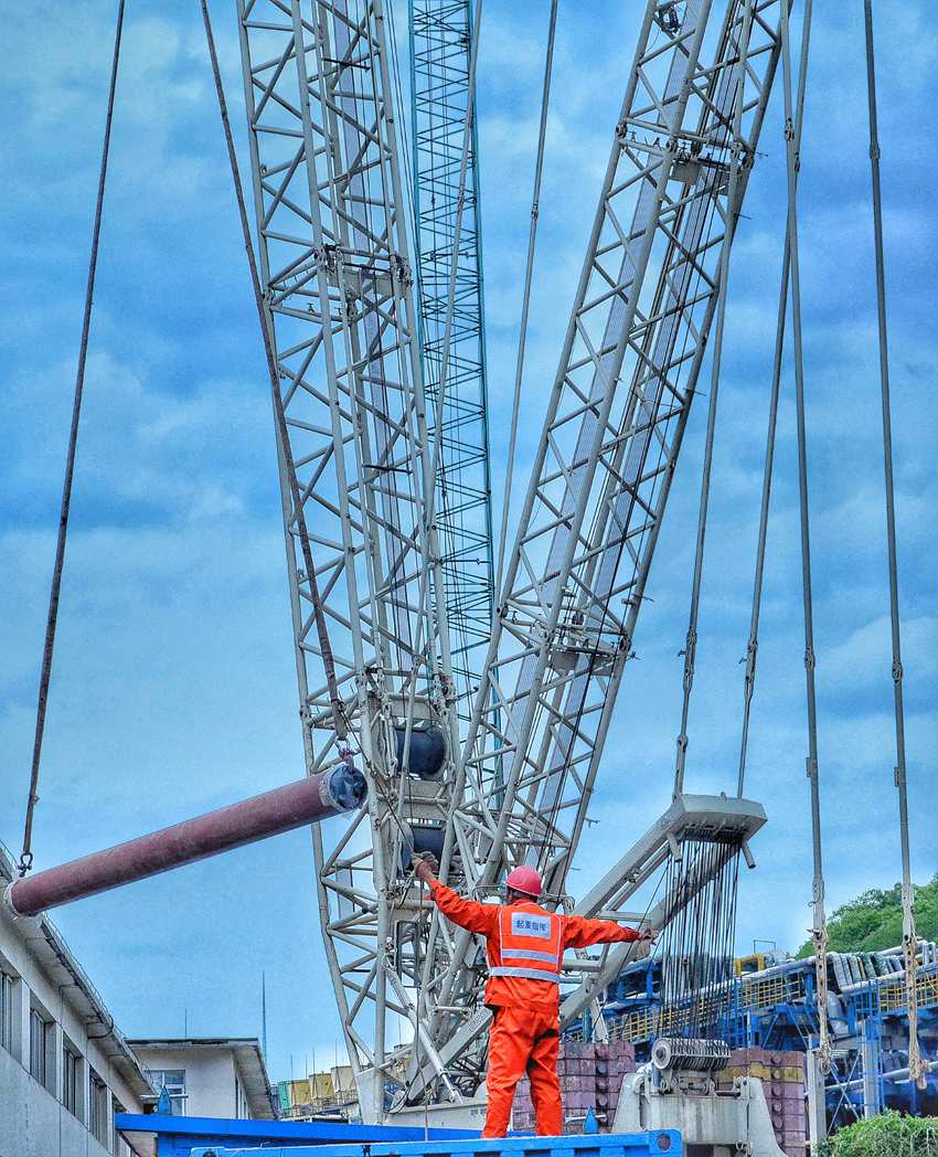 《吉化煉油大檢修》。何天林 攝