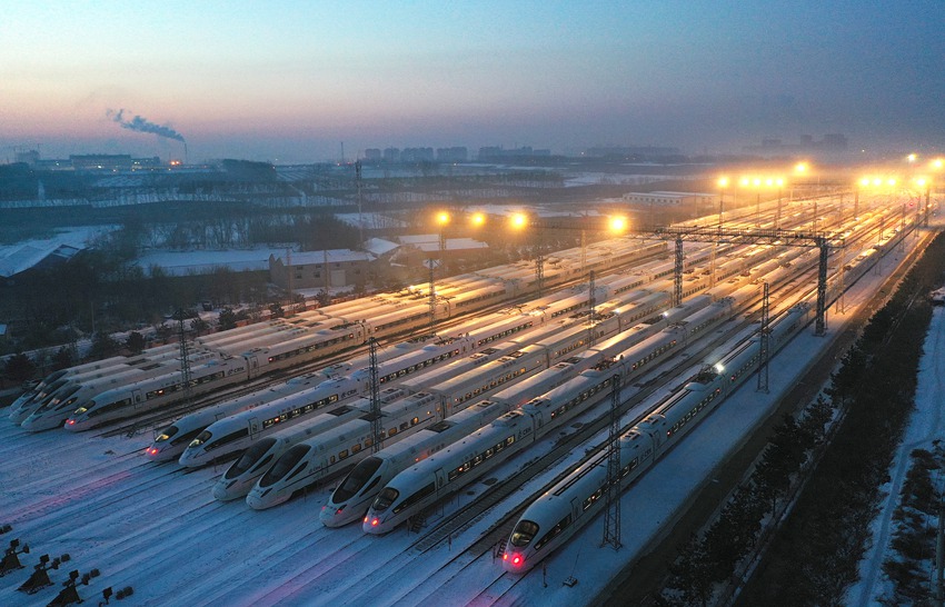 《平安春運鐵路人》。白石 攝