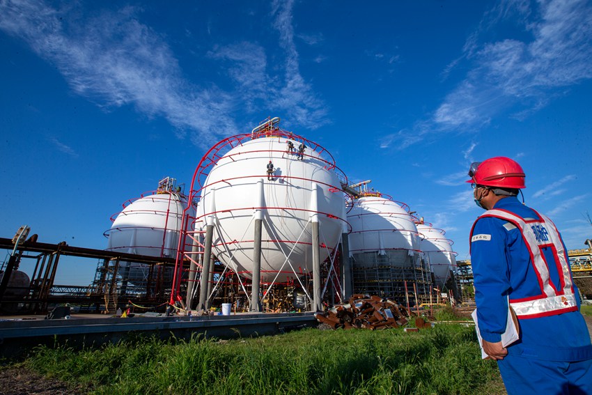 《提質增效勇登攀》。胡海峰 攝