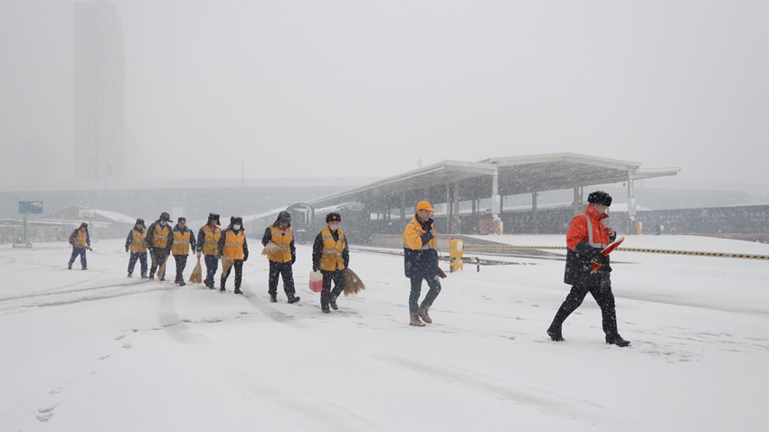 長春車務段長春東站站長張彥龍組織10名干部職工列隊出場作業。吳婷 攝】