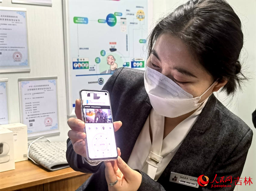 叢宇航通過手機APP和居家養老的老人遠程通話。人民網 馬俊華攝