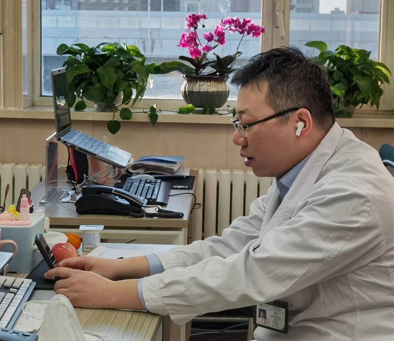 醫生通過手機視頻遠程問診。（吉林大學中日聯誼醫院供圖）