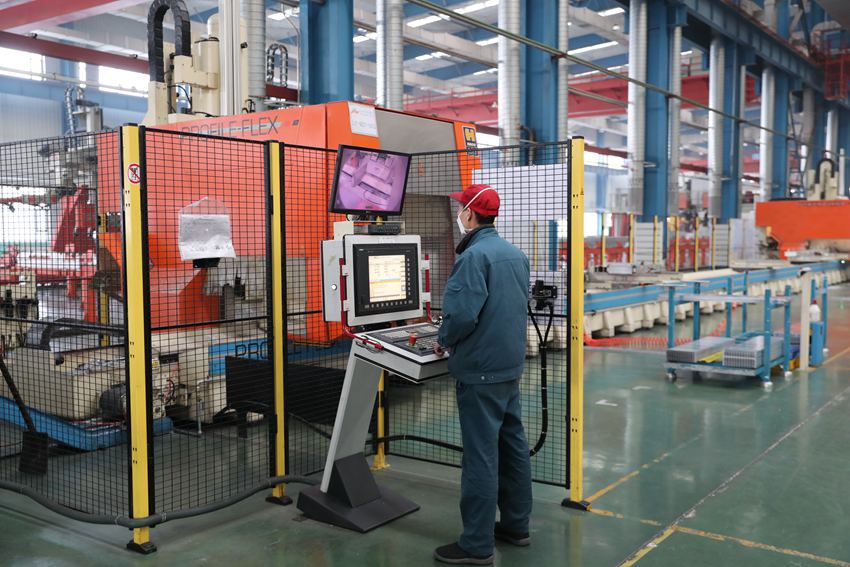 吉林啟星鋁業有限公司軌道車體鋁型材車間工人們緊張地忙碌著。夏景明攝