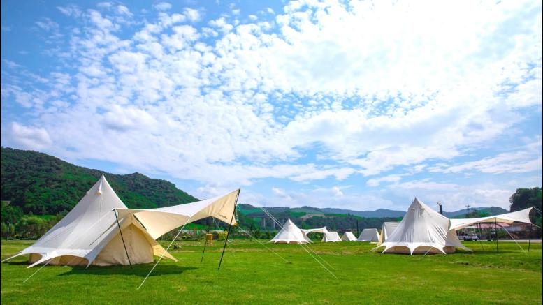 松花江生態旅游風景區內供游客露宿的帳篷。