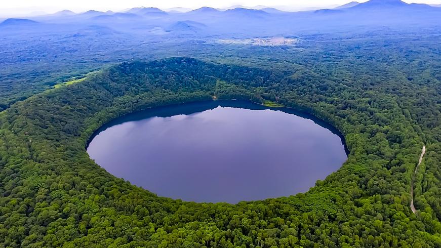 風光秀麗的瑪珥湖。