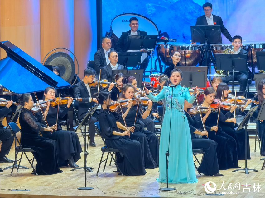 女生獨唱《女兒情》。人民網 馬俊華攝