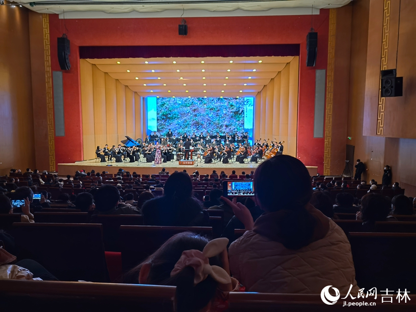 現場觀眾拍照留念。人民網 馬俊華