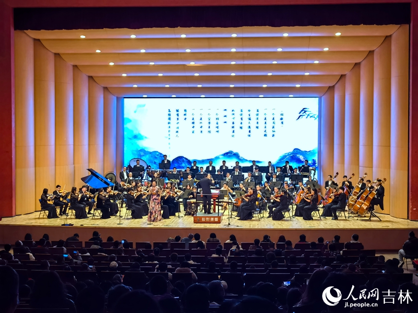 女聲獨唱《枉凝眉》。人民網 馬俊華攝