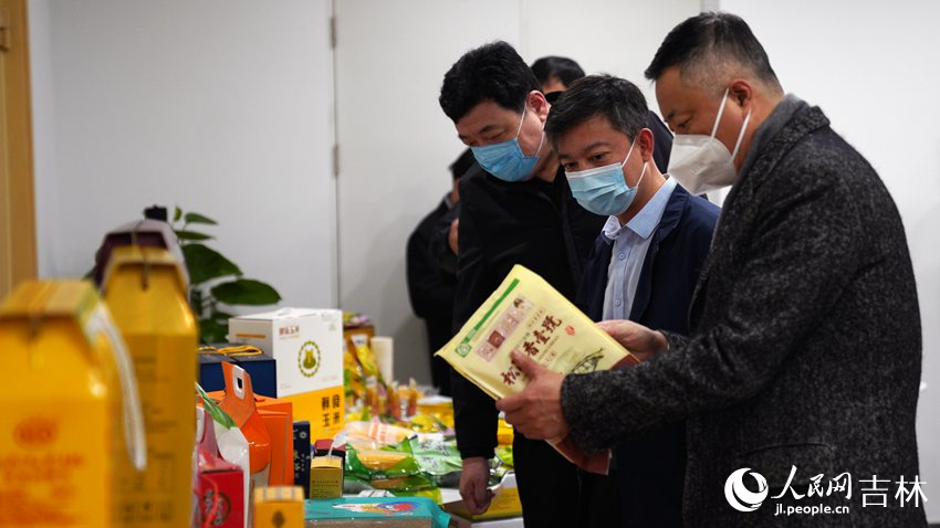 嘉賓參觀現場長春大米和鮮食玉米展區。人民網 石天蛟攝