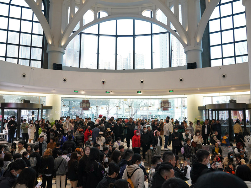 商場中聚集的客流。人民網李洋攝