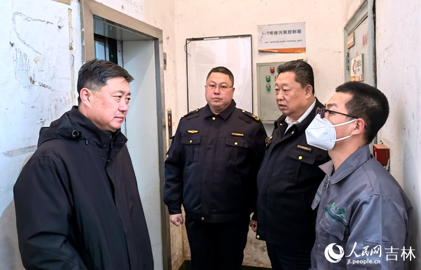 調研組工作人員了解電梯檢修情況。人民網 馬俊華攝