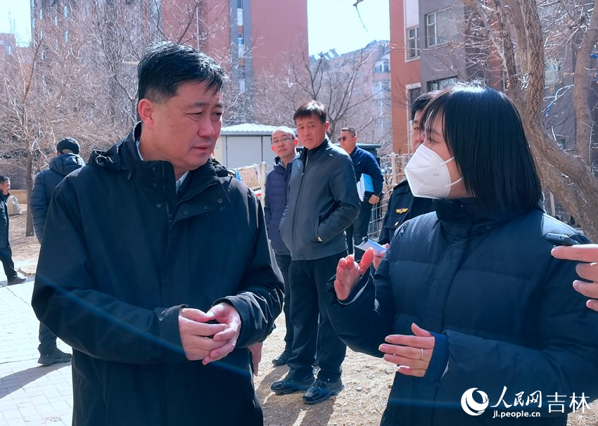 調研組工作人員與物業工作人員交流。人民網 馬俊華攝