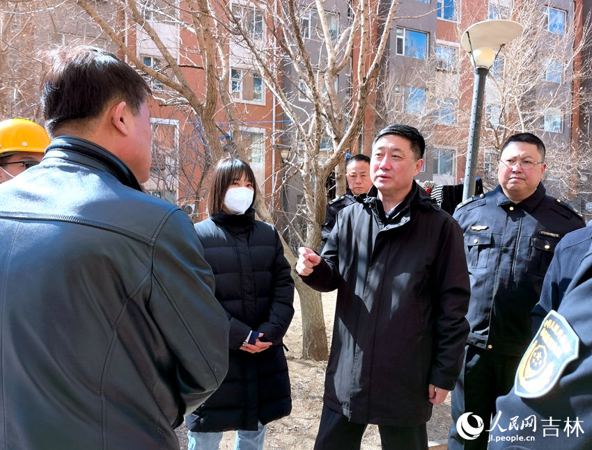 調研組工作人員與電梯行業協會相關負責人交流。人民網 馬俊華攝