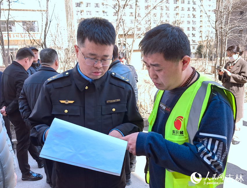 調研組工作人員檢查電梯維修記錄情況。人民網 馬俊華攝