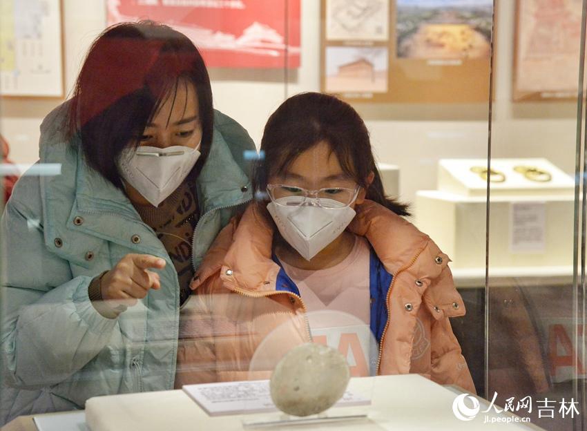 “永遠的長安——陜西唐代文物精華展”亮相吉林省博物院，游客前往“打卡”。人民網 李洋攝