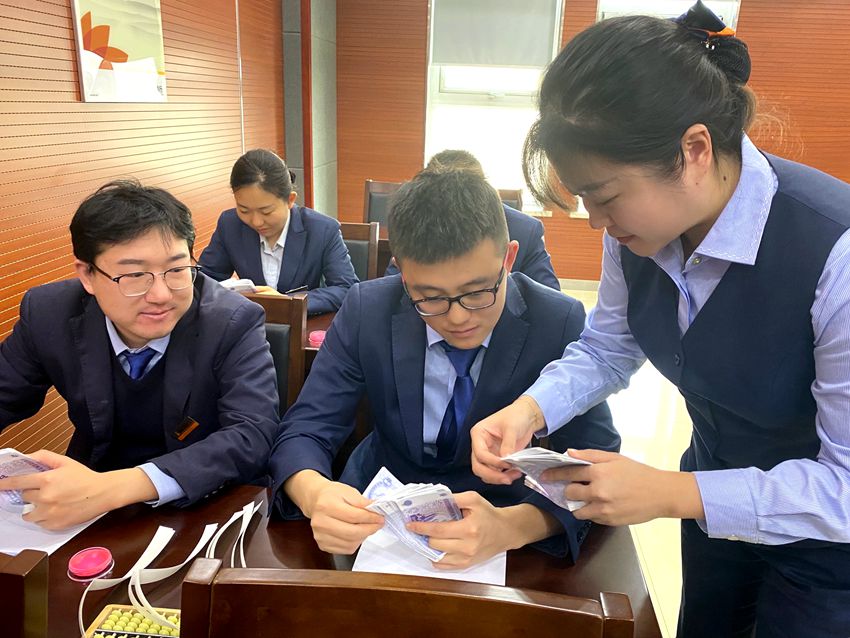 為員工講解單指點鈔