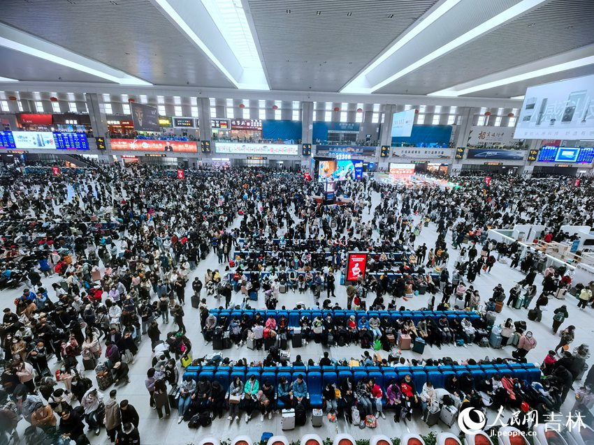 4月29日，“五一”小長假首日，長春站內人潮涌動。人民網 馬俊華攝