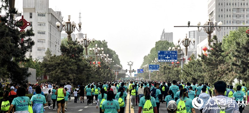 賽事現場人山人海。人民網 石天蛟攝