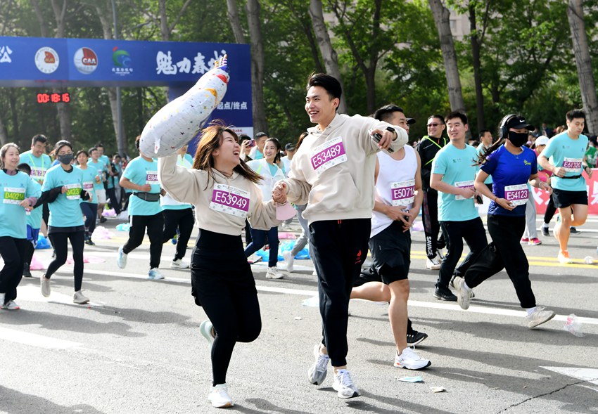 手牽手開跑，向著幸福出發。 孫建一攝