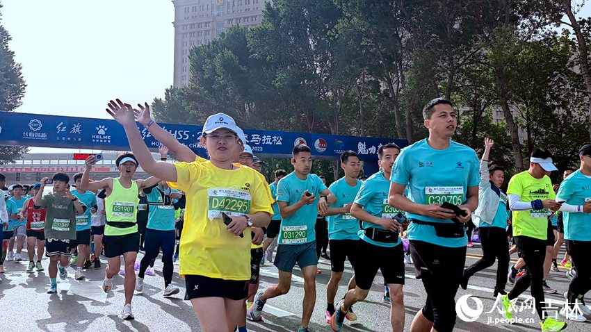 參賽選手熱情洋溢。人民網 李成偉攝