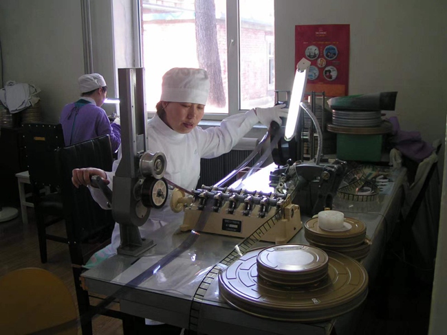 員工正在進行膠片電影后期工作（老照片）。