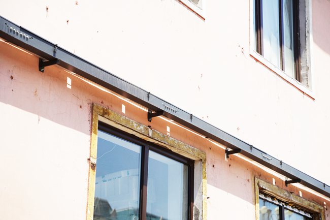 “飛線”集中裝進走線槽。