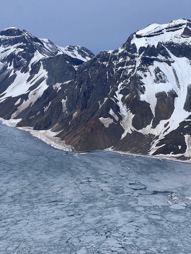 6月7日，長白山天池開始解凍。卓永生 攝