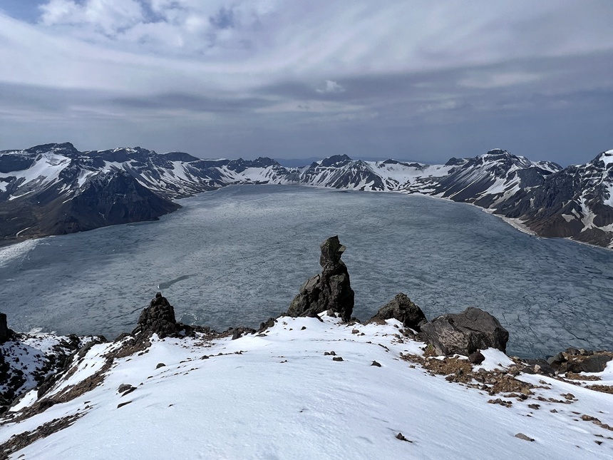 6月7日，長白山天池開始解凍。卓永生 攝