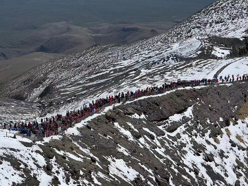 6月7日，長白山天池破冰重現，吸引了大批游客觀賞。卓永生 攝