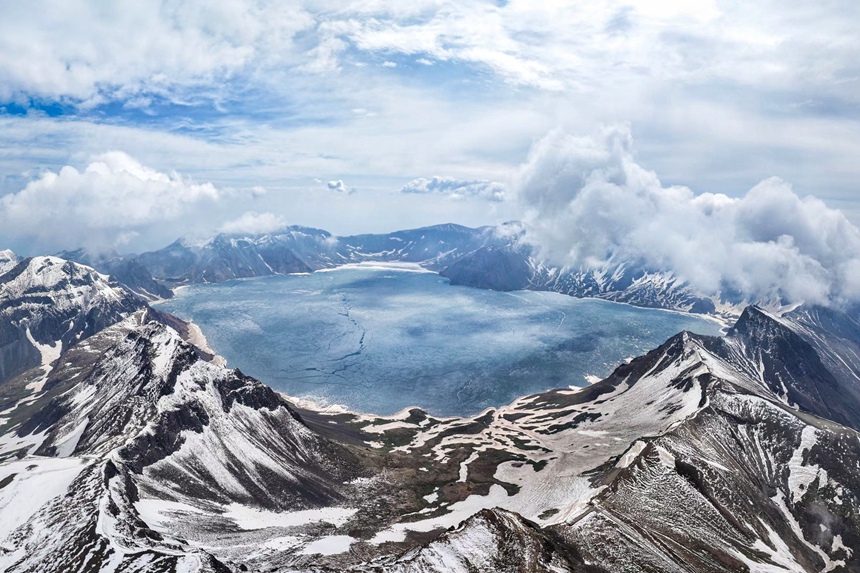 近日，長白山天池結束200余天的冰封，即將破冰重現。長白山保護開發區管理委員會供圖